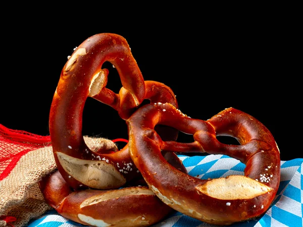 Tres Pretzels Recién Horneados Dispuestos Sobre Fondo Negro Comida Tradicional — Foto de Stock