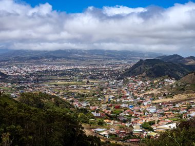 İspanya, Kanarya Adaları, Tenerife 'deki Los Cristianos tatil beldesi ve dağların manzarası. 
