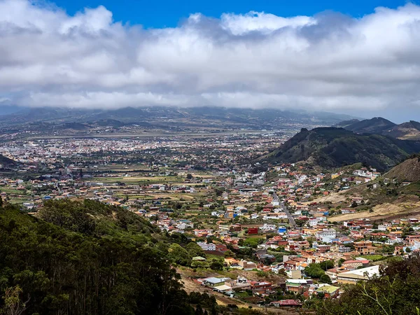 İspanya, Kanarya Adaları, Tenerife 'deki Los Cristianos tatil beldesi ve dağların manzarası. 