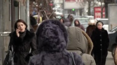 Şehir hayatı. İnsanlar sokakta yürürken, insanlar