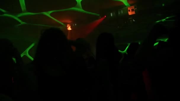 夜晚的生活 年轻人们在跳舞 — 图库视频影像
