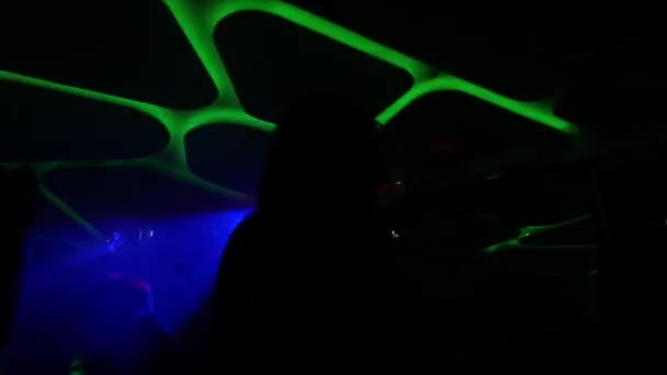 Ночной дискотечный клуб с фонариками. Молодые люди танцуют — стоковое видео