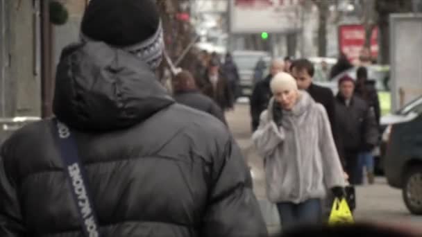 Şehir hayatı. İnsanlar sokakta yürürken, insanlar — Stok video