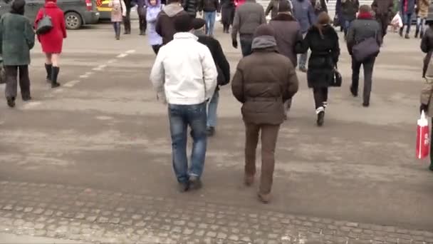 Városi élet. Emberek átkelés az úton. Zsúfolt crosswalk — Stock videók