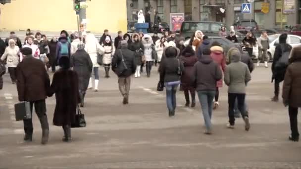 Stadsleven. Mensen het oversteken van de weg. Overvolle zebrapad — Stockvideo