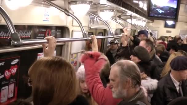 Les gens au wagon de métro à l'heure de pointe — Video