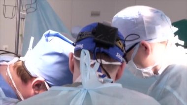 Kyiv, Ukrayna, 16 Şubat 2017. Üniformalı cerrahlar ameliyat yapıyor.