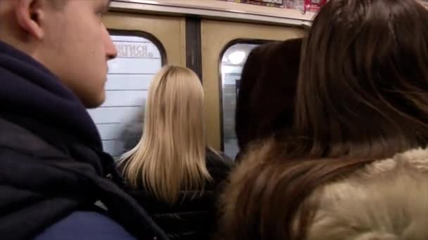 Acele saat metro vagonu insanlara — Stok video