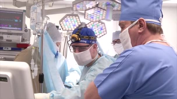 Kyiv, Ukraine, Desember 16, 2017. Team of surgeons in uniform doing surgery operation — Stock Video