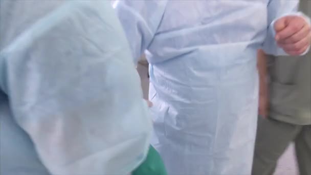 Киев, Украина, 16 декабря 2017 г. Врач надевает медицинские перчатки и готовится к операции — стоковое видео