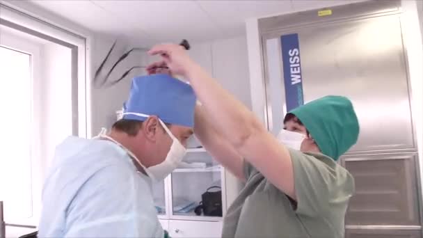 Kyjev, Ukrajina, Desember16,2017. Doktor si nasazuje lékařské rukavice a připravuje se na operaci — Stock video
