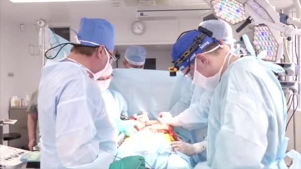 Kyiv, Ukraine, Desember 16, 2017. Team of surgeons in uniform doing surgery operation — Stock Video