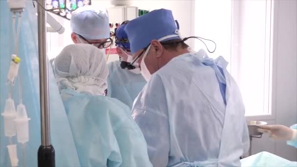 Kyiv, Ukraine, Desember 16, 2017. Team of surgeons in uniform doing surgery operation — Stock Video