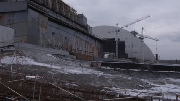 Neuen sicheren Unterschlupf. Dach des Kraftwerks Tschernobyl — Stockvideo