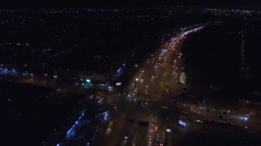 Meşgul kavşak gece metro istasyonu yakınındaki. Hava filme