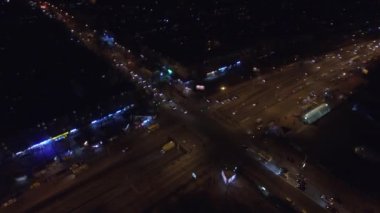 Meşgul kavşak gece metro istasyonu yakınındaki. Hava filme