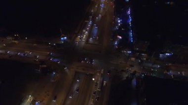 Meşgul kavşak gece metro istasyonu yakınındaki. Hava filme