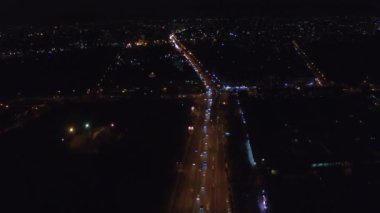 Meşgul kavşak gece metro istasyonu yakınındaki. Hava filme