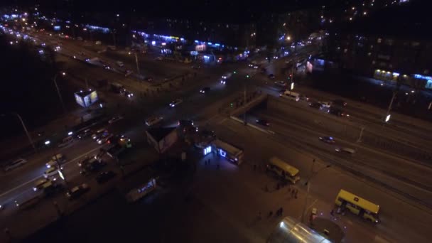 夜の地下鉄駅近くの忙しい交差点。空中撮影 — ストック動画