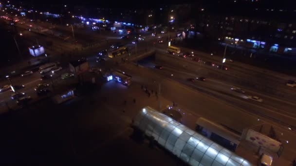 Upptagen crossroads nära tunnelbanestation på natten. Antenn Filmning — Stockvideo