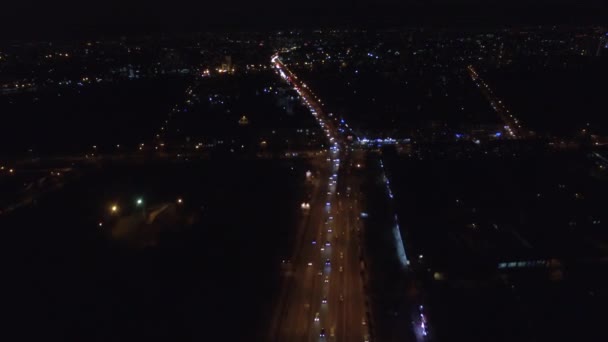 Eine belebte Kreuzung in der Nähe der U-Bahn-Station in der Nacht. Luftaufnahmen — Stockvideo