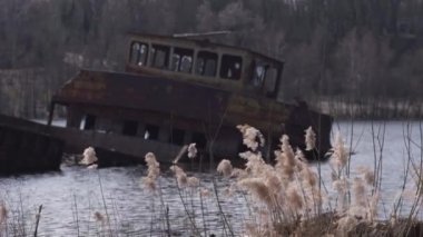 Gemi Nehri üzerinde bir mezarlığı. Pek çok paslı mavna ve tekneler su