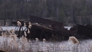 Gemi Nehri üzerinde bir mezarlığı. Pek çok paslı mavna ve tekneler su