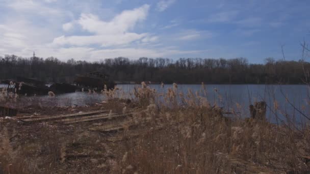 Cimetière de navires sur la rivière. Nombreux chalands et bateaux rouillés dans l'eau 