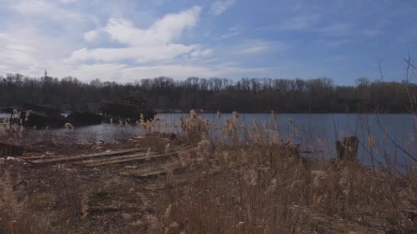 Гравер кораблів на річці. Багато іржавих барж і човнів у воді — стокове відео