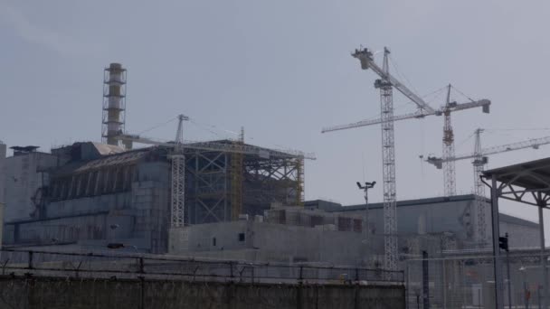 Working cranes near destroyed reactor at Chernobyl nuclear power plant — Stock Video