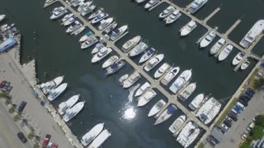 Hava 4k. Yat ve tekne limanına demirledi