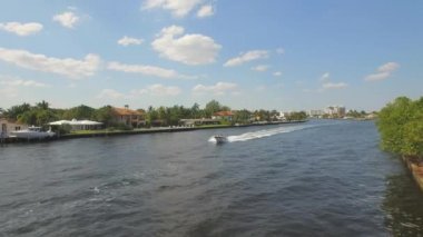 Kanaldan geçen bir deniz teknesinin havadan görünümü.