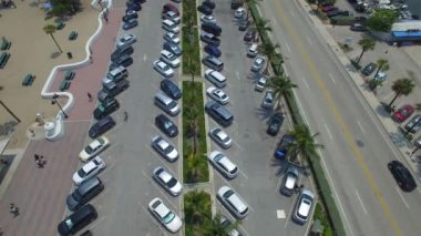 Hava. Deniz kıyısına yakın otopark ın üzerinde uçmak.