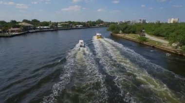 Kanaldan geçen bir deniz teknesinin havadan görünümü.