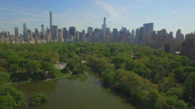 Uçan Cental park New York'ta yukarıda. İnanılmaz hava görüntü. (80 m)