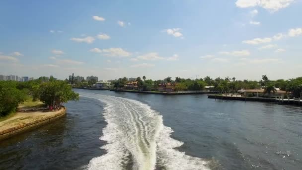 Veduta aerea di una barca di mare che si muove attraverso il canale . — Video Stock