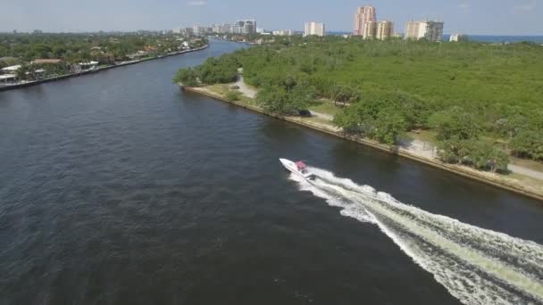 Flygvy över en sjö båt som rör sig genom kanalen. Fort Lauderdale, Florida. 4K — Stockvideo