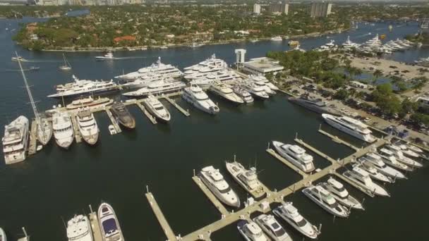 Aerial 4k. Yachter och båtar förtöjd i hamnen — Stockvideo