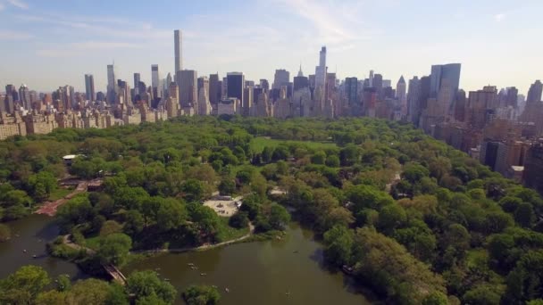 ニューヨーク市のホテルは中央公園の上飛んでいます。驚くほどの空中写真。(80 m) — ストック動画