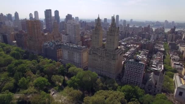 Uçan Cental park New York'ta yukarıda. İnanılmaz hava görüntü. (80 m) — Stok video