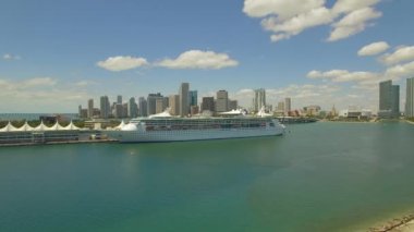 Hava, 4k. Cruise gemi Miami Limanı ve gökdelenler arkasında. Florida, ABD