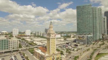 Downtown Miami Hava görünümünü. Bulutlu ve güneşli gün. Florida, ABD