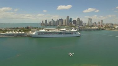 Hava, 4k. Cruise Ship yakınındaki Miami Harbor hareketli deniz uçağı. ABD