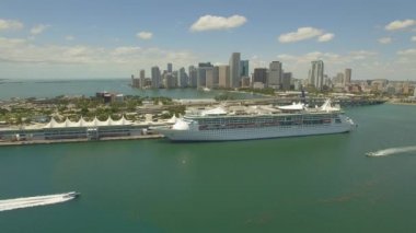 Hava, 4k. Cruise gemi Miami Limanı ve gökdelenler arkasında. Florida, ABD