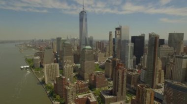 Orta bina Yeni Dünya Ticaret Merkezi ile aşağı Manhattan çevresinde uçan