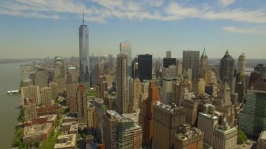 Orta bina Yeni Dünya Ticaret Merkezi ile aşağı Manhattan çevresinde uçan