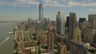 Orta bina Yeni Dünya Ticaret Merkezi ile aşağı Manhattan çevresinde uçan