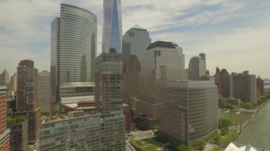 Orta bina Yeni Dünya Ticaret Merkezi ile aşağı Manhattan çevresinde uçan