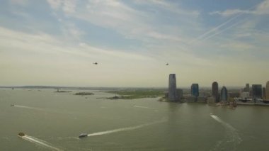 Hava. İki helikopter uçak New York'ta Hudson Nehri üzerinde yakın uçan