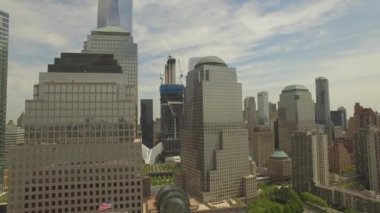 Orta bina Yeni Dünya Ticaret Merkezi ile aşağı Manhattan çevresinde uçan